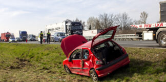 PKW überschlägt sich auf A2