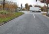 Die Fahrbahn in der Kemptener Straße weist erhebliche Risse auf; einige Bordsteine sind bereits umgefallen.