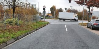 Die Fahrbahn in der Kemptener Straße weist erhebliche Risse auf; einige Bordsteine sind bereits umgefallen.