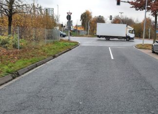 Kemptener Straße und Teil der Hessenstraße erhalten neue Fahrbahndecke Die Fahrbahn in der Kemptener Straße weist erhebliche Risse auf; einige Bordsteine sind bereits umgefallen.