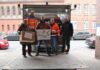 Mitarbeiterinnen und Mitarbeiter der Region Hannover und von aha haben am Donnerstagmittag den LKW mit Hilfsgütern beladen.