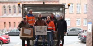 Mitarbeiterinnen und Mitarbeiter der Region Hannover und von aha haben am Donnerstagmittag den LKW mit Hilfsgütern beladen.