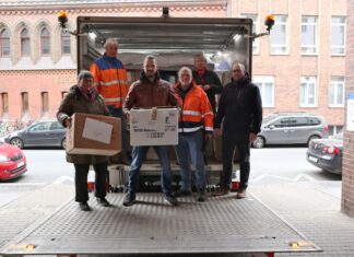 Spendentransport der Region Hannover in Partnerlandkreis Posen startet Mitarbeiterinnen und Mitarbeiter der Region Hannover und von aha haben am Donnerstagmittag den LKW mit Hilfsgütern beladen.