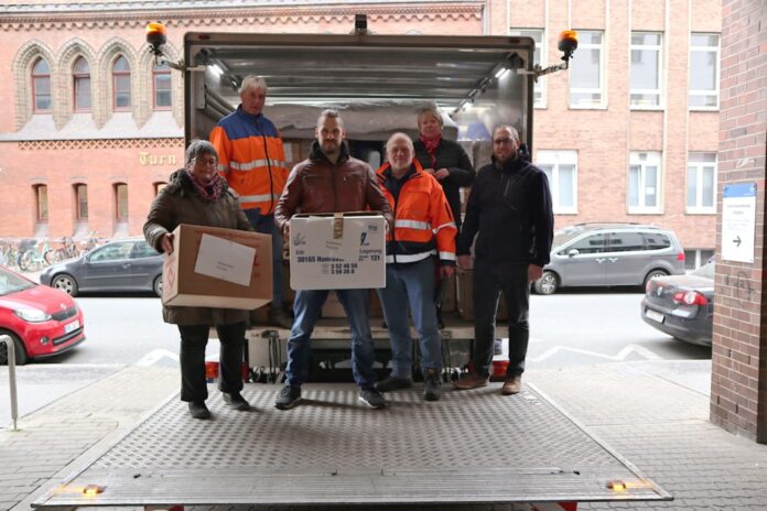 Mitarbeiterinnen und Mitarbeiter der Region Hannover und von aha haben am Donnerstagmittag den LKW mit Hilfsgütern beladen.