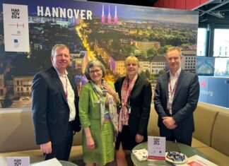 Region Hannover gemeinsam mit Landeshauptstadt auf Immobilienmesse MIPIM Geschäftsführer Region Nord & West Aurelis Real Estate, Kay de Cassan, Fachbereich Wirtschaft Landeshauptstadt Hannover, Claudia Roehl, Runze & Casper Werbeagentur GmbH und Alexander Skubowius, Fachbereichsleiter Wirtschafts- und Beschäftigungsförderung Region Hannover.
