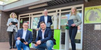 Übergabe der Tablet an der Grundschule Krähenwinkel