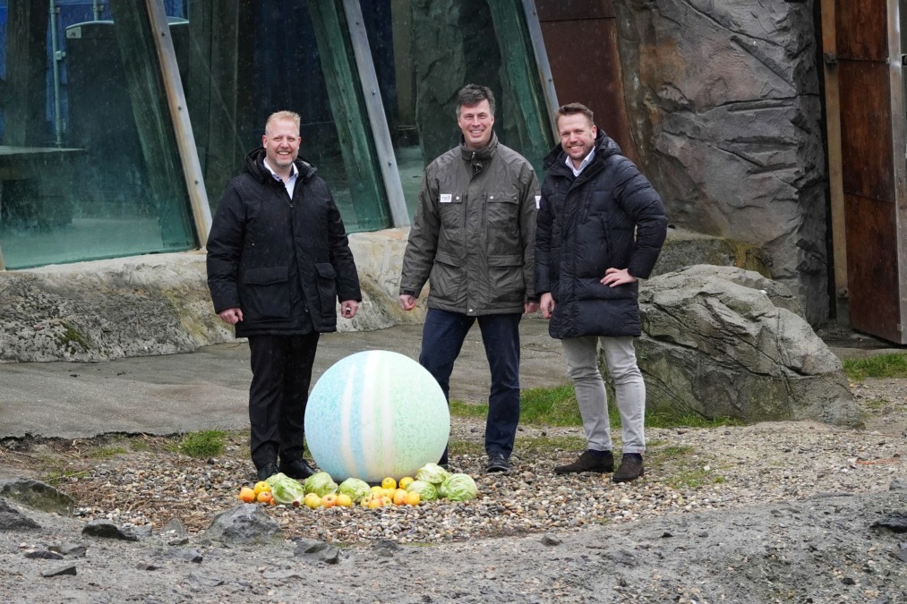 Überraschung für das Patentier - Lars Retzbach (links) und Björn Retzbach der Firma RKS mit Zoo-Geschüftsführer Andreas Casdorff