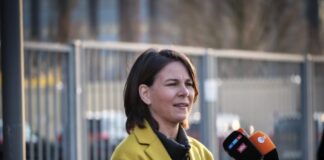 Die Bundesaußenministerin Annalena Baerbock besuchte heute die Notunterbringung der Landeshauptstadt Hannover auf dem Messegelände.