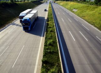 Ausnahmeregelung vom Sonn- und Feiertagsfahrverbot für Lkw LKW auf Autobahn