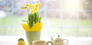 Ostergedeck mit Blumenstrauß