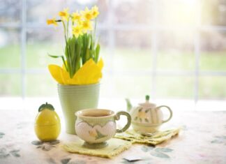 Ostergrüße aus Ljubljana – Osterpäckchen vom BfK Ostergedeck mit Blumenstrauß