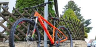 Mountainbike richtig gesichert mit Fahrradschloss.