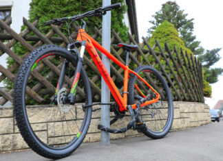 Polizei informiert im CCL rund ums Thema „Fahrrad“ Mountainbike richtig gesichert mit Fahrradschloss.