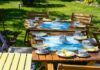 Gedeckter Kaffeetisch im Garten