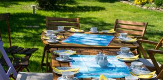 Gedeckter Kaffeetisch im Garten