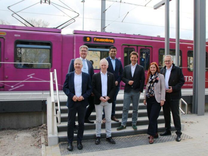 Eröffnung Hochbahnsteig Bothfeld mit Regionspräsident Steffen Krach.