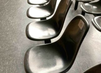 Zeugenaufruf: Unbekannte Täter stehlen Designer-Sitzschalen aus Schulgebäude in Vahrenwald Gestohlene Designer-Sitzschalen