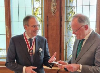 Hör-Experte Professor Lenarz erhält Niedersächsischen Verdienstorden Professor Lenarz (links) und Ministerpräsident Weil.