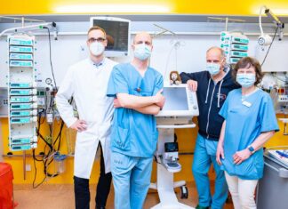 MHH-Humangenetik: Ganzgenomsequenzierung soll Ursache Seltener Erkrankungen bei schwerstkranken Kindern frühzeitig ans Licht bringen Hoffen, dass die Kinder von der Ganzgenomsequenzierung profitieren: Dr. Bernd Auber, Dr. Alexander von Gise und Dr. Michael Sasse von der intensivmedizinischen Station sowie Professorin Dr. Bettina Bohnhorst von der neonatologischen Station (von links).