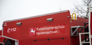 Fahrzeug mit Aufschrift Katastrophenschutz Niedersachsen und Telefonnummer 112