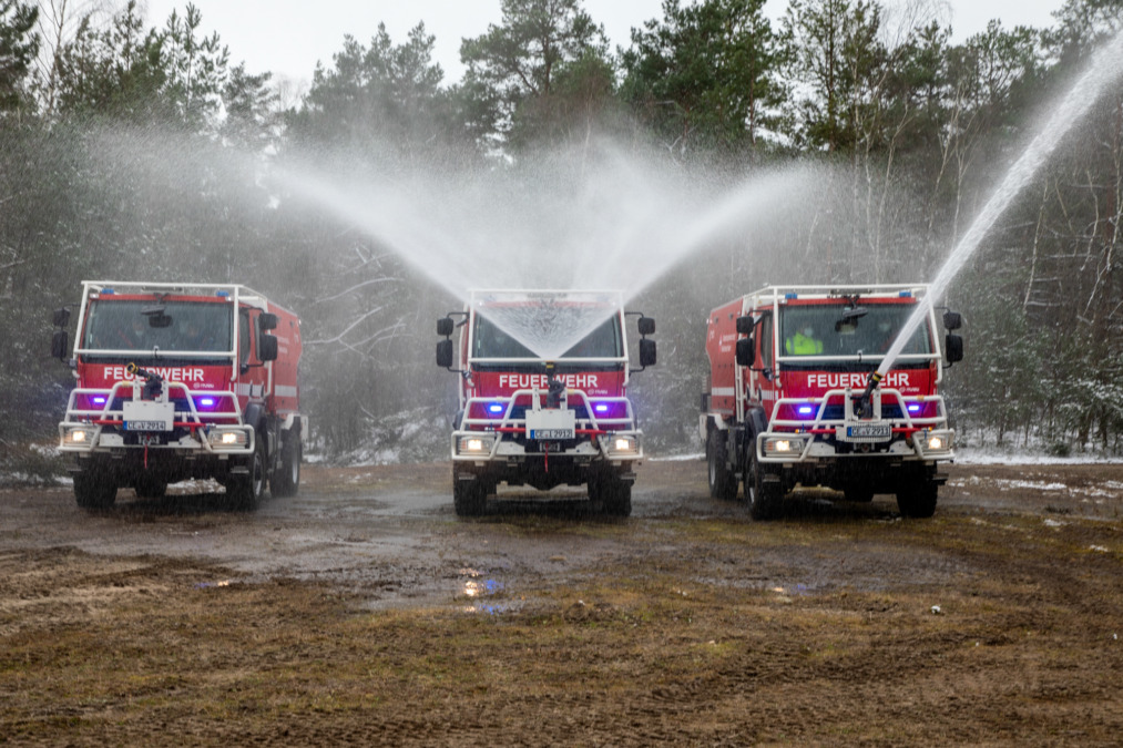 Minister Pistorius übergibt neue Fahrzeuge an die Landeseinheiten zur Vegetationsbrandbekämpfung.