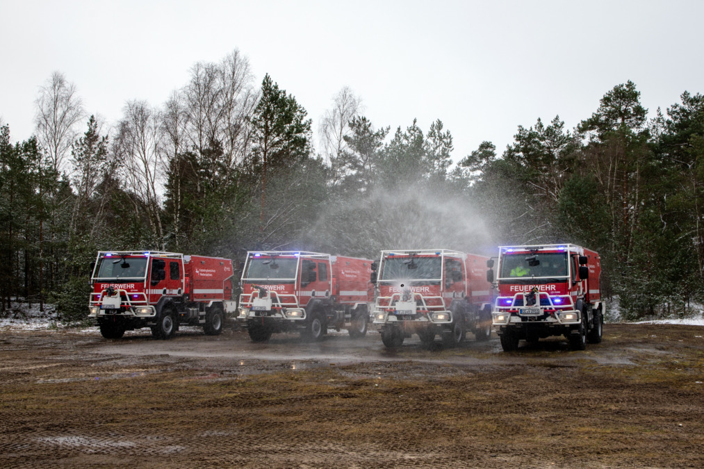 Minister Pistorius übergibt neue Fahrzeuge an die Landeseinheiten zur Vegetationsbrandbekämpfung.