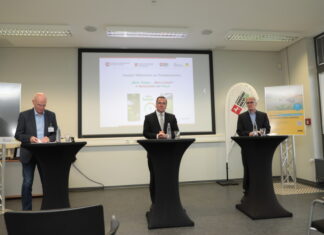 Zum Start in die Motorradsaison: Initiative „Sichere Landstraße – Mein Tempo… Mein Leben!“ Der Niedersächsische Minister für Inneres und Sport, Boris Pistorius (mitte) mit Heiner Bartling, Präsident der Landesverkehrswacht Niedersachsen e. V. (li.) und Bernward Franzky, Vorstand für Verkehr, ADAC Niedersachsen/Sachsen-Anhalt e. V. (re.).