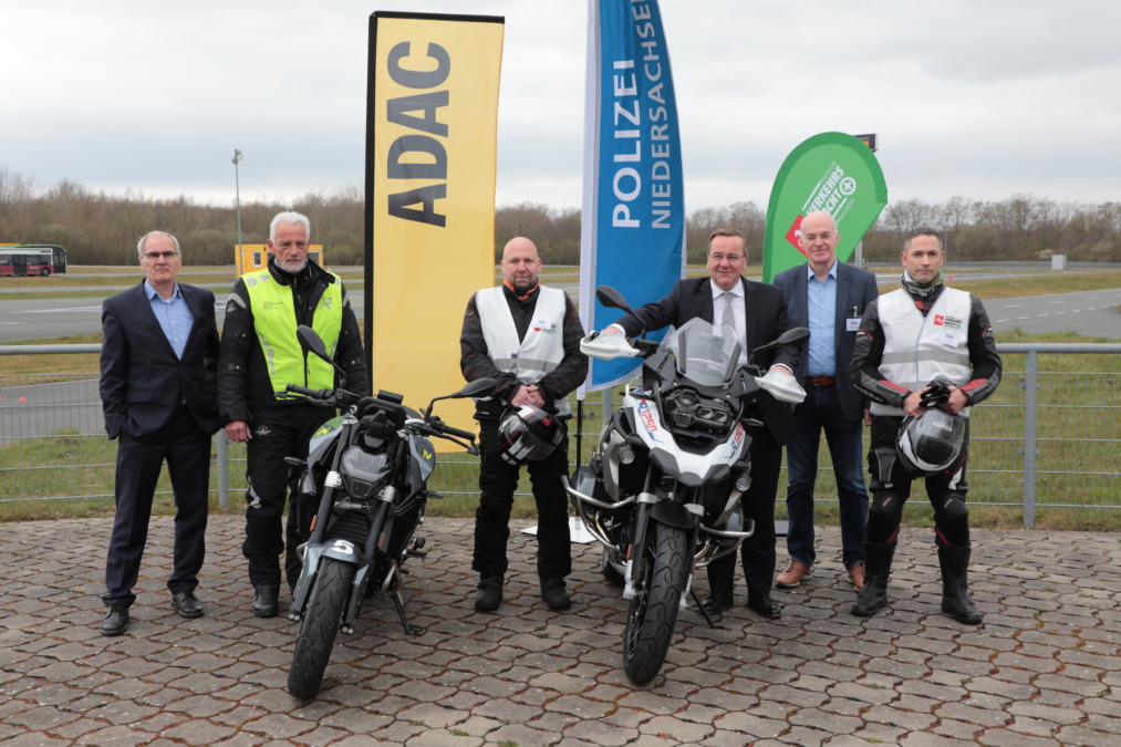 Zum Start in die Motorradsaison: Initiative „Sichere Landstraße – Mein Tempo… Mein Leben!“ richtet sich an alle Bikerinnen und Biker