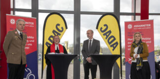 Das Niedersächsische Ministerium für Inneres und Sport, Polizei, ADAC und Johanniter starten mit gemeinsamer Saisoneröffnung in die Reisezeit. (v.l. Stefan Radmacher, Inge Matern, Volker Kluwe, Christine Rettig).