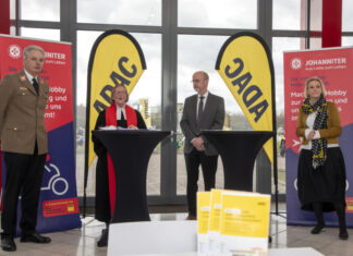 Johanniter-Motorradstaffeln: Schnelle Hilfe auf zwei Rädern – Start in die Stauhilfesaison 2022 Das Niedersächsische Ministerium für Inneres und Sport, Polizei, ADAC und Johanniter starten mit gemeinsamer Saisoneröffnung in die Reisezeit. (v.l. Stefan Radmacher, Inge Matern, Volker Kluwe, Christine Rettig).