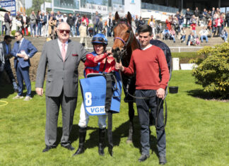 Über 10.000 Zuschauer feiern Ostern auf der Bult Waldersee mit Jozef Bojko siegt (v.l. Hans Bierkämper, Jozef Bojko, Waldersee, Pfleger Kevin Gately)