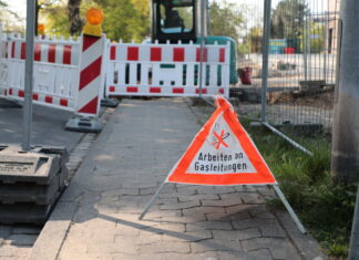 Bagger beschädigt Gasleitung in Mellendorf Warnaufsteller - Arbeiten an Gasleitung