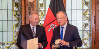 Niedersachsens höchste Auszeichnung: Ministerpräsident Weil (r.) überreicht Christian Wulff die Niedersächsische Landesmedaille.