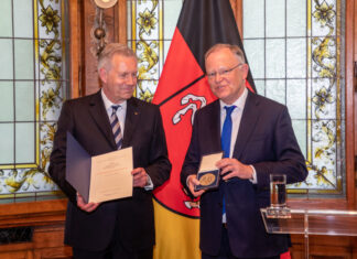 Verleihung der Niedersächsischen Landesmedaille an Bundespräsident a.D. Dr. h.c. Christian Wulff Niedersachsens höchste Auszeichnung: Ministerpräsident Weil (r.) überreicht Christian Wulff die Niedersächsische Landesmedaille.