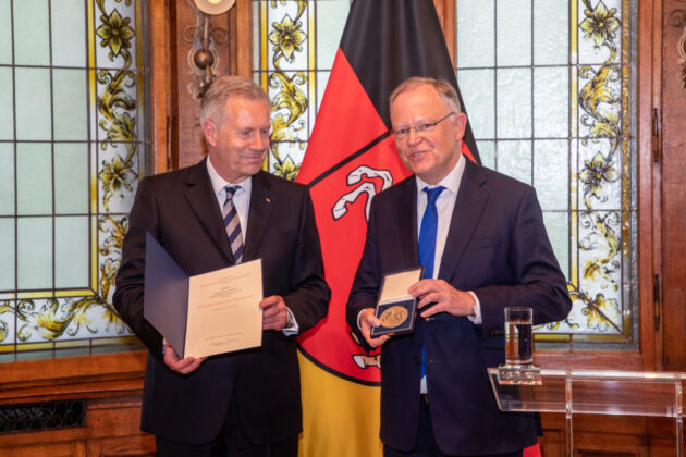 Niedersachsens höchste Auszeichnung: Ministerpräsident Weil (r.) überreicht Christian Wulff die Niedersächsische Landesmedaille.