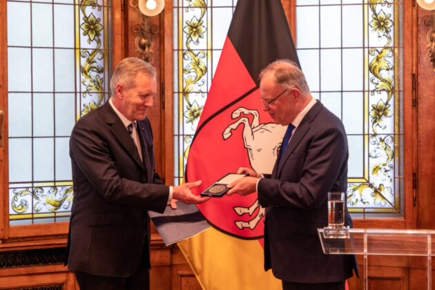 Niedersachsens höchste Auszeichnung: Ministerpräsident Weil (r.) überreicht Christian Wulff die Niedersächsische Landesmedaille.