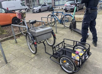 Polizei Langenhagen sucht Besitzer dieses Fahrrades mit Anhänger Die Polizei Langenhagen sucht Eigentümer dieses Damenfahrrads mit Anhänger und bittet um Hinweise.