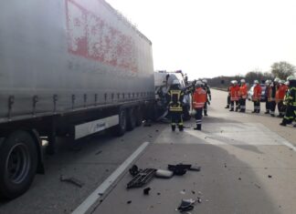 Transporter fährt in Stauende – Fahrer schwerverletzt Aufnahme der Unfallstelle auf der A7 in Höhe Rasthof Hildesheimer Börde