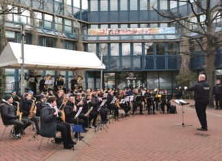 Gäste beim Benefizkonzert im Rathaus-Innenhof spendeten knapp 2.200 Euro Benefizkonzert Orchester
