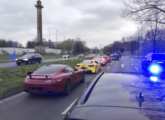 Polizei zieht trotz Geschwindigkeitsverstößen und einem illegalen Autorennen eine positive Bilanz am sogenannten „Car-Friday“ Polizei zieht trotz Geschwindigkeitsverstößen und einem illegalen Autorennen eine positive Bilanz am sogenannten "Car-Friday".