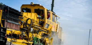 Schotterplaniermaschine im Einsatz