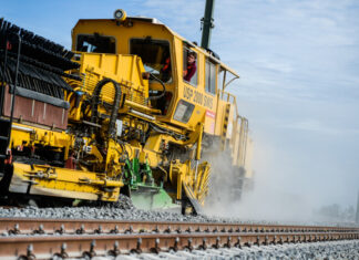 Deutsche Bahn: Fahrplanänderung zwischen Hannover und Bremen Schotterplaniermaschine im Einsatz