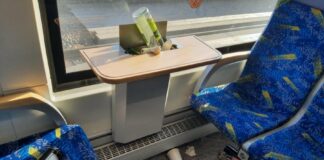 Stark verunreinigte und beschädigte Zugabteile