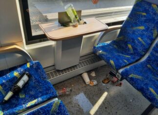 Fußballstörer aus Halle: Vandalismus und rechtsradikale Parolen Stark verunreinigte und beschädigte Zugabteile