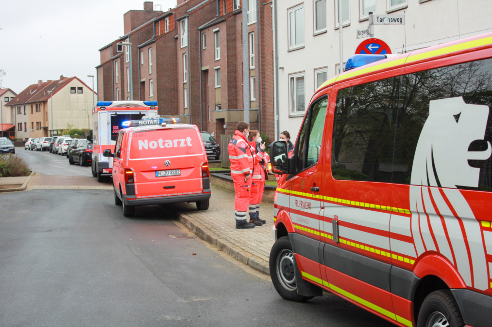 Feuerwehreinsatz in Langenhagen. Gasleitung am Taunusweg bei Erdarbeiten beschädigt.