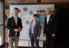 Neue Ausstellung im Naturpark-Infozentrum Steinhude - Regionspräsident Steffen Krach, Naturpark-Geschäftsführerin Doreen Juffa, Wunstorfs Bürgermeister Carsten Piellusch (vo. li.)