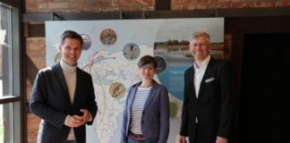 Neue Ausstellung im Naturpark-Infozentrum Steinhude - Regionspräsident Steffen Krach, Naturpark-Geschäftsführerin Doreen Juffa, Wunstorfs Bürgermeister Carsten Piellusch (vo. li.)