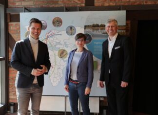 Neue Ausstellung im Naturpark-Infozentrum Steinhude Neue Ausstellung im Naturpark-Infozentrum Steinhude - Regionspräsident Steffen Krach, Naturpark-Geschäftsführerin Doreen Juffa, Wunstorfs Bürgermeister Carsten Piellusch (vo. li.)