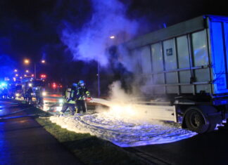 Lkw Reifen gerät in Brand Feuerwehreinsatz