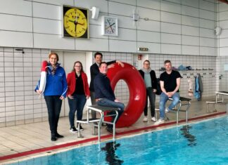 Startschuss gefallen: Regionspräsident Krach startet Schwimmkurse der neuen Offensive Schwimmoffensive